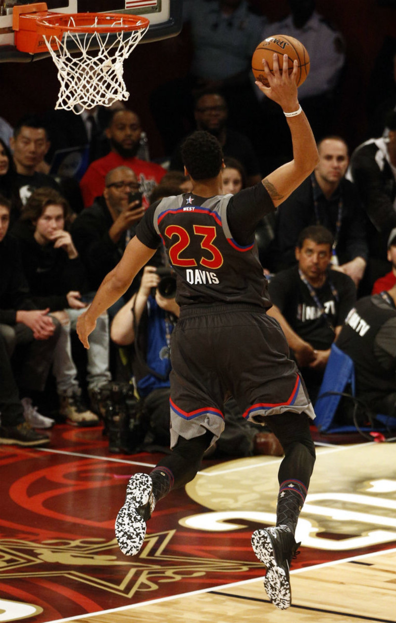 关于浓眉哥回归赛场，挺进下一轮首场状态亮眼，DWG观众沸腾！的信息